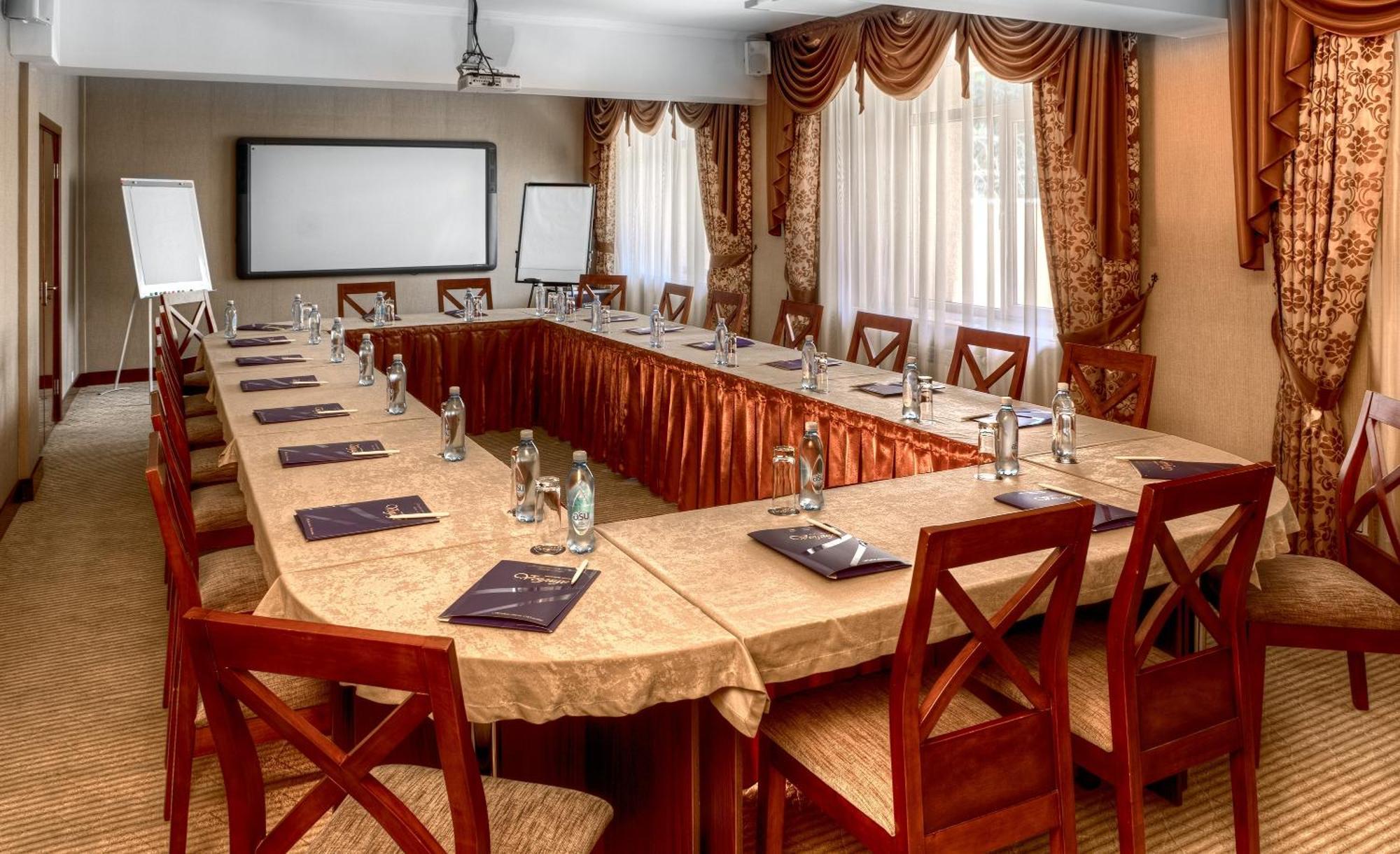אלמטי Voyage Hotel מראה חיצוני תמונה